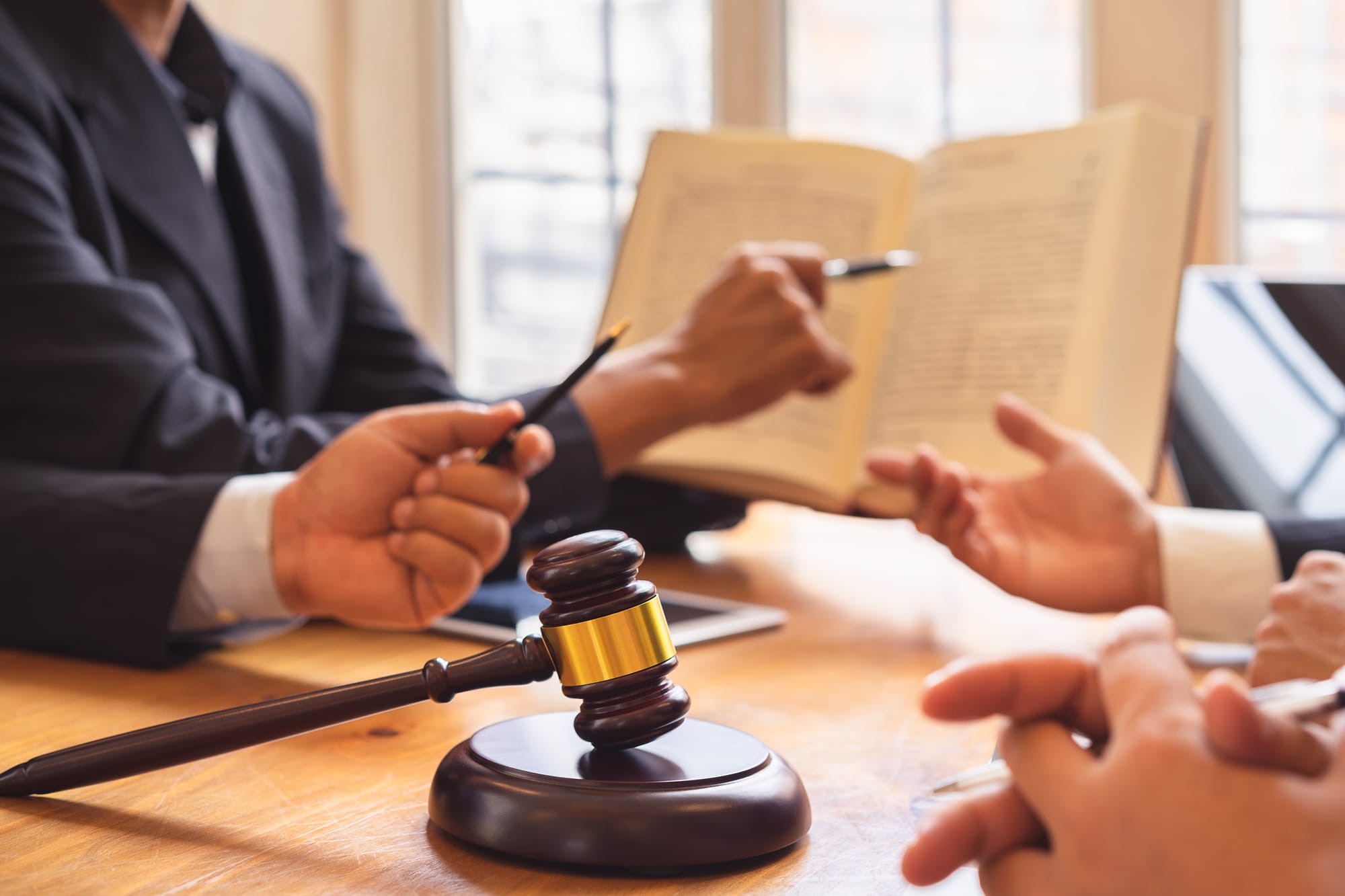 abogados reunidos hablando